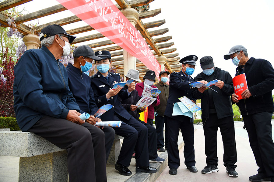 2022年4月29日，临泽县公安局民警在文体广场开展《反有组织犯罪法》和常态化扫黑除恶宣传活动。新甘肃•甘肃法制报通讯员 安学海 摄